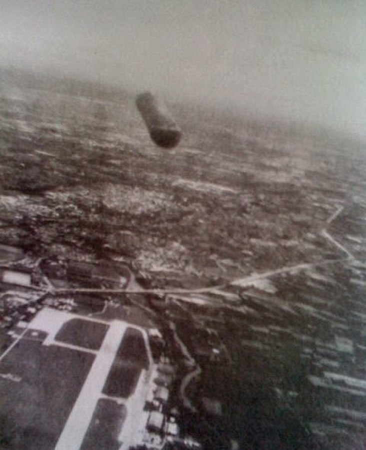 "UFO photographed by Italian pilot Giancarlo Cecconi, 1979". Not verified

